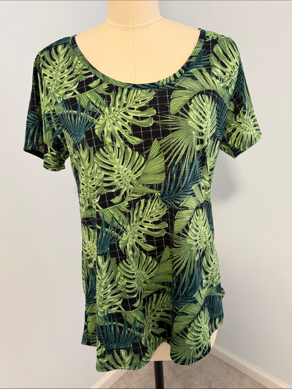 LuLaRoe Black Short Sleeve Top with Green Tropical Leaf Print Tunic Top SZM - Picture 10 of 14